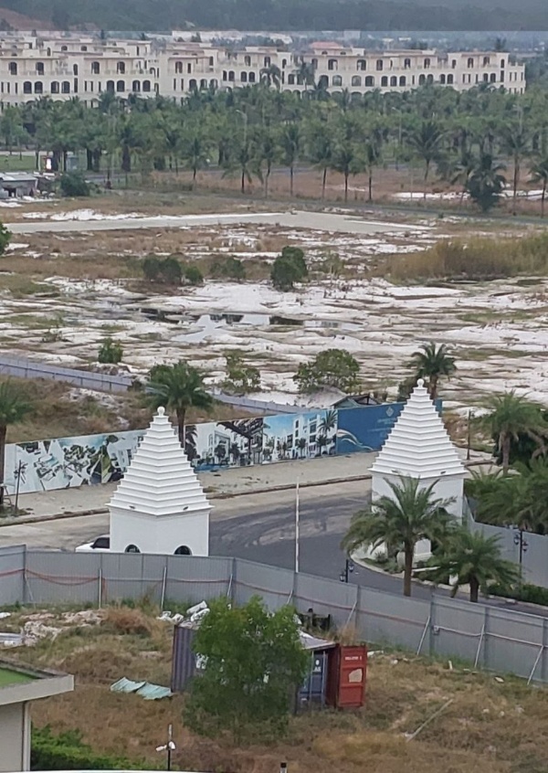 На Северном Кавказе до сих пор встречаются историки, продолжающие развивать гипотезу, что многие народы и даже цивилизации взяли свое начало именно на Северном Кавказе. Именно Кавказ дал мощнейшее развитие Скандинавии, многим странам Европы и даже племенам майя в Южной Америке. Предоставим для дальнейшего развития гипотезы уважаемым историкам фотографию, запечатлевшую две постройки с пирамидальной крышей на острове Фукуок в Северном Вьетнаме.