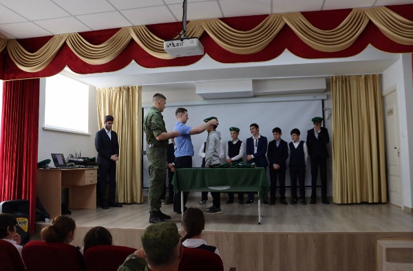 В школе Джейрахского района Республики Ингушетия состоялось торжественное открытие «Парты Героя», посвященной пограничнику, ветерану Великой Отечественной войны, уроженцу Ингушетии Плиеву Сафарбеку Лорсовичу. В мероприятии приняли участие ветераны органов безопасности, действующие сотрудники Пограничного управления и члены отряда «Юные друзья пограничников».
Плиев С.Л. прошел Великую Отечественную войну с первых её дней и до самой Победы. Службу проходил в пограничных частях и в составе соединений, укомплектованных военнослужащими пограничных войск.

В боях проявлял мужество и самоотверженность, показал себя смелым и бесстрашным командиром. Неоднократно был тяжело ранен, но всегда возвращался в строй. Среди государственных наград Сафарбека Лорсовича - два ордена Красного Знамени, два ордена Красной Звезды, орден Отечественной войны I степени, медаль «За боевые заслуги».
В настоящее время отделение (пограничная застава) в м. Таргим Пограничного управления ФСБ России по Республике Ингушетия носит имя Плиева Сафарбека Лорсовича.

После открытия «Парты Героя» в жизни школы прошла торжественная церемония вступления в отряд «Юные друзья пограничников» новых членов. Ребята дали обещание с достоинством и гордостью нести это почетное звание, быть настоящими патриотами и достойными гражданами своей Родины.
Отряд «Юные друзья пограничников», созданный в школе, функционирует под шефством Пограничного управления ФСБ России
по Республике Ингушетия. Участниками движения «Юные друзья пограничников» в Республике Ингушетия уже являются более 160 учеников из разных школ, в том числе из них более 60 детей из приграничного Джейрахского района.