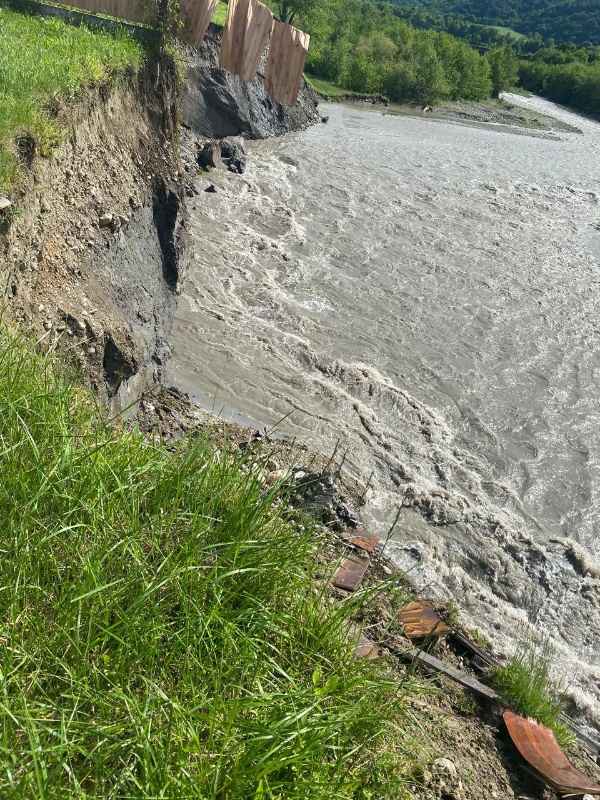 Уже в октябре в сельском поселении Галашки Сунженского района начнутся работы по расчистке и укреплению русла реки Асса. 

Мероприятия проводятся по поручению Главы Ингушетии Махмуд-Али Калиматова, откликнувшегося на обращения жителей. Главная цель – защитить жилые дома и приусадебные участки от разрушительных последствий паводков.  

Река Асса – одна из крупнейших в регионе, и в период паводков уровень воды в ней значительно повышается, что приводит к размыву берегов. 

Особенно уязвим участок вдоль улицы Заречная в Галашках. Здесь ширина берега за последние годы сократилась на 4–12 метров! Это создает серьезную угрозу подтопления жилых построек. 

Что будет сделано? Будет проведена расчистка русла реки на 400-метровом участке, перенаправлен поток воды в центральную часть и укреплен правый берег. Эти меры позволят увеличить пропускную способность реки, предотвратить дальнейший размыв берегов и снизить риск паводковых подтоплений. 

Завершить работы планируется в ноябре, до наступления холодов. 
