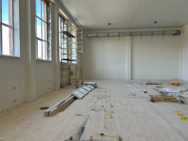 Партдесант «Единой России» в Сунженском районе в рамках реализации Народной программы партии проверил ход работ по строительству школы в с.п. Берд-юрт.

В инспекционном выезде приняли участие: секретарь местного отделения партии «Единая Россия» в Сунженском районе Магомед Евлоев, член местного политсовета Мухамед Ганиев, секретарь первичного отделения №814, глава сельского поселения Берд-юрт Магомед Гадаборшев, депутат села Мархиев Ибрагим.

В ходе мониторинга было отмечено, что инфраструктура школы включает в себя спортивные площадки для футбола, волейбола, баскетбола, а также зону для воркаута и детские площадки, подходящие для разных возрастных групп. 

Завершены работы по озеленению, асфальтированию, проведению электричества и решению вентиляционных вопросов, а также установке дверей и очистных сооружений.

В настоящий момент продолжаются отделочные работы. Планируется завершить монтаж потолков в течение недели, а также укладку линолеума и ламината.

Строители сообщили о намерении сдать объект раньше установленного срока, что позволит в дальнейшем быстро запустить учебный процесс в обновленной школе.