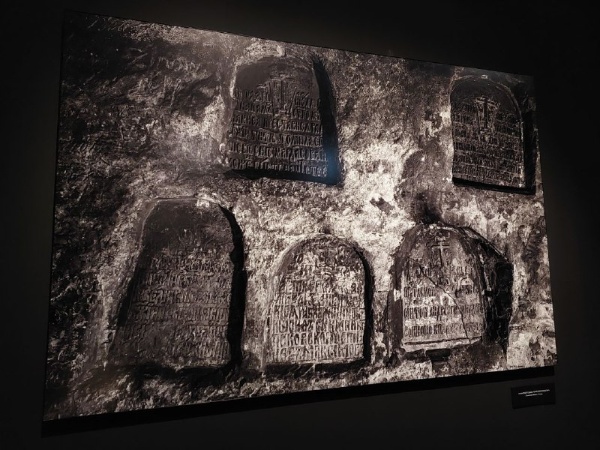 Архитекторы "АСМ Групп" посетили Третьяковскую галерею и ознакомились с работами фотовыставки "Стена и слово. Русский монастырь на границе с небом." 

Более 80 черно-белых фоторабот представляют архитектуру и историю 10 русских монастырей, расположенных в разных уголках России. Безусловно приятно было ознакомиться с необычными фото по Псково-Печерскому монастырю, где в настоящее время работает команда "АСМ Групп". 

Компанию в осмотре составили Хондзинский Николай - дирижер Мариинского театра, Хашиев Алихан - вице-президент корпорации "Синергия" и Милехин Андрей - профессор МГУ, а саму экскурсию по выставке провел один из ее авторов - Эдуард Бояков - художественный руководитель МХАТ им. М.Горького, создатель фестивалей "Золотая маска" и "Новая драма".
