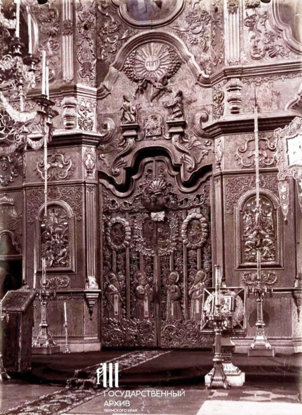 Сегодня архитекторы "АСМ Групп" продолжат исследовательские работы по уникальному иконостасу на объекте культурного наследия федерального значения "Спасо-Преображенский собор".

Коротко - в 1560 году Строгановыми был основан монастырь в городе Пыскоре. В 1781 году первый наместник Перми решил перевести монастырь в Пермь. Разобранный монастырь сплавили по реке Каме и с 1798 по 1820 год воссоздали на живописном месте Перми рядом с Камой.