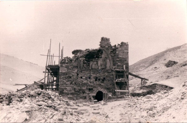 That's how it was.

Restoration of the temple "Thaba-Yerda" in 1969-1971 by the project of the Georgian architect L.A. Khimshiashvili.
.