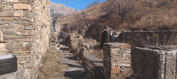 31 октября 2024 г.,  сотрудники НИИ гуманитарных наук им. Чаха Ахриева и Джейрахско-Ассинского музея-заповедника, под руководством исследователя Алихана Ахриева, в рамках двухстороннего соглашения о совместном сотрудничестве, совершили экспедицию к храму Тхаба-Ерды, с целью проведения исследования.

Предметом исследования являются иконография и декор храма и его интерпретация.

«У любого большого проекта (к коему всегда относится строительство объекта национального масштаба) должно быть как инфраструктурное обоснование, так и теоретическое. Если по первому все более–менее ясно (Храм Тхаба Ерды занимает невероятно удачное место – выбор которого продиктован не только соображениями красоты пейзажа, но и стратегическими целями – мимо него пролегал знаменитый в древности Великий Шелковый путь, он находится в центре расселения ингушских племен и все дороги ведут к нему), то с теорией ясности нет. По теории ингушской архитектуры вообще нет ни одной работы. Разумеется, особое значение для понимания теоретических основ имеют письменные источники. При их отсутствии (именно этот случай мы имеем с Тхаба Ерды и башенной архитектурой ингушей) на первый план выходит иконография. Иконографическая программа исследуемого Храма очень богата, но совершенно не изучена» - отмечает исследователь А. Ахриев.

Сотрудниками была произведена фотофиксация, совершен полный осмотр и анализ современного состояния известного памятника, сделаны необходимые замеры. 

Основной целью экспедиции, как было отмечено ранее, было изучение декора Главной Святыни ингушского народа, которым он «щедро украшен… в виде карнизов, бордюров и других деталей, выполненных искусным мастером по мягкому известковому конгломерату.

«Не все эти украшения являются облицовкой стен, появившейся уже после их возведения (подобно плитам ктиторской композиции на западном фасаде). Некоторые из них изваяны, вырезаны, выцарапаны на выступах камней кладки, создавая конструктивное и архитектурное целое с фасадом. Особое внимание привлекла каменная плитка, изображающая человека в позе обращения к Богу (орант). До последнего времени в литературе она не описана, как и весь остальной декор с Южной стены. По этой причине мы ограничились рассмотрением декора с южного фасада Главного Храма ингушского народа.

На южном фасаде Храма Тхаба Ерды более десятка элементов заслуживают особо пристального внимания. Эти элементы, располагающиеся на первый взгляд, хаотично, на самом деле встроены в кладку стены в определенном порядке, что говорит об их связи между собой и о том, что чтение каждого из этих знаков имеет смысл в общем контексте. Элементы расположены по горизонтали на двух уровнях (поясах I, II). В нижнем  – всего три элемента, центральный из которых входная арка.

Верхний пояс иконографической программы южного фасада Храма Тхаба Ерды очень информативен. К нему относятся три изображения находящихся на одной линии, самый крайний справа из которых – орант наиболее интересен. Все три объединяет еще и то, что на них изображен человек.

Здесь же мы видим схематическое изображение, отдаленно напоминающее всадника (В.И. Марковин определил его как «петроглиф в виде едущего всадника»). На одной линии с ним – вполне художественный образ, довольно точно передающий идею автора. Удачная попытка интерпретации этих образов может дать ответ на вопрос о том, являются ли эти знаки отдельными изображениями, не имеющими связи друг с другом или все–таки это знаки единого текста, который должен был быть прочитан древним паломником, пришедшим на поклон к Храму» - делится своими, на наш взгляд, ценными наблюдениями ученый.

Мы надеемся, что совместно проведенные поисково-изыскательные мероприятия на объекте, могут внести ясность в этот вопрос и результатом его станет оригинальная интерпретация всех трех образов с верхнего яруса южного фасада, в целом, очень богатой иконологической программы Храма Тхаба Ерды.