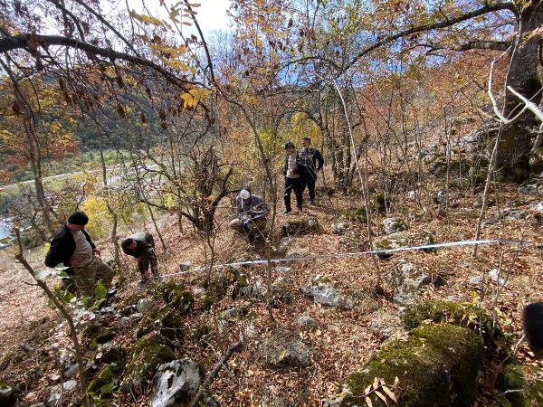 В эти дни сотрудники музея-заповедника провели плановую работу по фиксации и учету раннее неучтенных циклопических строений,  расположенных в 300-350 м. северо-восточнее башенного комплекса «Средний Озик».  

Большинство строений имеют смежные стены и не имеют связующего материала. Объекты находятся в руинированном состоянии.

Циклопические строения относят к эпохе до нашей эры. Всего на данном участке выявлено 27 строений и 3 заградительные стены.

Все они будут внесены в перечень выявленных объектов культурного наследия республики.