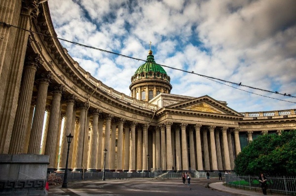 Сегодня, в 1801 году, на Невском проспекте в Санкт-Петербурге торжественно заложен Казанский собор.

Он был создан по проекту бывшего крепостного Андрея Воронихина и задумывался как главный храм столицы. Строительство завершилось в 1811 году. Храм стал памятником войны 1812 года - здесь похоронен М.И.Кутузов, а также хранятся военные трофеи.