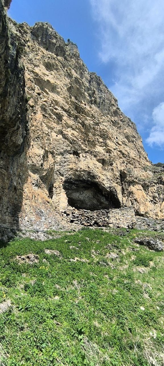 Две башни-убежища возведены в пещерах на обрывистом горном склоне Скалистого хребта, над башенными комплексами Мецхал и Гарак. 

Одна башня-убежище расположена выше другой, и в прошлом закрывала собой крупную пещеру. Сейчас большая часть стены обрушилась. 

Башня стоит примыкая к отвесным скалам, кладка стен полигональная, на которых видны остатки охристой краски, внутри имеются огромная ниша, на сохранившейся стене - наблюдательное окно. 

Также сохранилась интересная деталь - каменные ступеньки, ведущие в пещеру.

Как известно, башни имели функции убежища во время набегов неприятелей, а во время карательных экспедиций в них укрывались старики, женщины и дети. 
