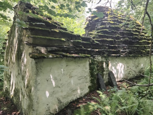 В рамках плана работы по визуальному осмотру технического состояния объектов культурного наследия, сотрудниками Джейрахско-Ассинского музея-заповедника была совершена инспекционная поездка к храму-святилищу «Итаз-Ерда».

Итаз-Ерда - один из самых крупных храмов-святилищ горной Ингушетии, находится южнее посёлка Ольгети, на склоне лесистой горы бокового ущелья р. Арчхи Джейрахского района Ингушетии. В ходе проведенного визуального осмотра, нами было установлено неудовлетворительное состояние памятника, несмотря на то, что он сохранился на всю высоту. 

Размеры в плане: 4.97×10.34 м., высота 4.52 м. Сооружение в плане прямоугольное, вытянуто с востока на запад. Стены выложены из грубо обработанных камней на известковом растворе. Снаружи покрыты известковой обмазкой. Пол без покрытия. 

Памятник был исследован в 1969–1970 годах. Внутри нашли большое количество рогов жертвенных животных (быков, туров, косуль, коз, оленей), а также железные наконечники стрел и фрагменты керамики.

Сейчас храм частично обрушен. Состояние аварийное, ранее работы по сохранению не проводились. Требуются ремонтно-восстановительные  работы. 

История каждого села связана с какой-либо легендой или преданиями. Помимо предания о выдающейся личности, чьим именем назван этот храм,  существует еще одна старинная история, которое передается жителями селения Ольгетти из поколения в поколение. Сказание гласит, что на этом месте, где расположен храм, категорически нельзя вырубать деревья, так как это место считается сакральным (также, как и все места, где располагаются храмы-святилища) : срубивший дерево должен скоро умереть. Жители близлежащих селений и до наших дней продолжают верить в это предание, и до сих пор не решаются рубить кустарники и деревья в этом поистине священном месте.