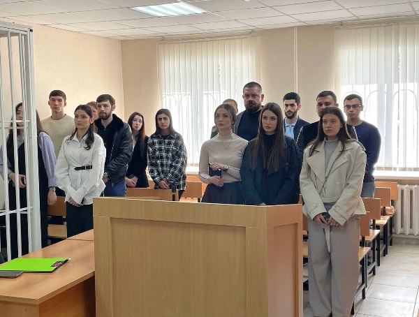 Суденты 3 и 4 курсов по направлению «Судебная и прокурорская деятельность» Юридического института ПГУ совершили выездное практическое занятие в Малокарачаевский районный суд Карачаево-Черкесской Республики. 

В рамках данного мероприятия будущие юристы получили уникальную возможность стать непосредственными наблюдателями реальных судебных процессов, что является бесценным дополнением к теоретическим знаниям. 