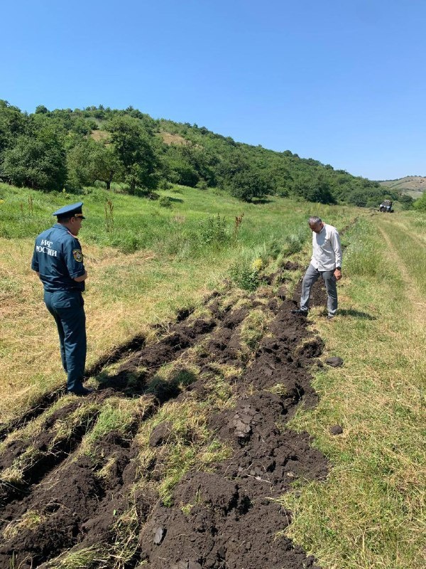 В Назрановском районе Ингушетии провели противопожарную опашку населенных пунктов, особенно вокруг пастбищ в Яндаре. 

Созданы минерализованные полосы, чтобы предотвратить распространение огня. 

Это сделано по предписанию, выданному местным властям для устранения нарушений в подготовке к пожароопасному сезону. 

Также установлены информационные баннеры с призывами к соблюдению правил пожарной безопасности.
