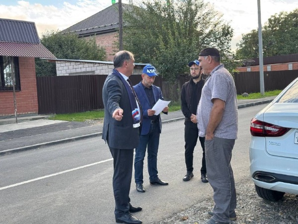 Партдесант «Единой России» в Карабулаке провел мониторинг улиц, благоустроенных в рамках проекта «Городская среда»

Инспекционный выезд был организован в рамках реализации Народной программы партии.

В мониторинге участие приняли: председатель Городского совета депутатов Алихан Хамхоев, исполнительный секретарь местного отделения партии Арби Султыгов и начальник производственного отдела администрации г. Карабулак Магомед Мальсагов.

Проверка показала, что все работы были выполнены качественно и согласно намеченному плану. В ходе благоустройства были проложены новые тротуары, установлены скамейки и урны, а также проведено уличное освещение.

«Мы понимаем, как важно для жителей иметь безопасные и удобные маршруты для передвижения, и работаем над тем, чтобы улучшить качество городской инфраструктуры», - отметили единороссы.

Напомним, федеральный партийный проект «Городская среда» направлен на обеспечение широкого общественного участия в ходе благоустройства дворовых и общественных территорий в городах и населенных пунктах с численностью проживания населения более тысячи человек, на обеспечение общественного контроля на каждом этапе реализации программ благоустройства.
