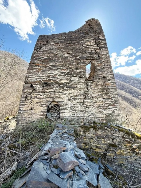 Очередной выезд рабочей группы ГБУ «Аргунский музей-заповедник» в Итум калинский район, Хильдехаройское селькое поселение.Выявлены и проведены технические работы на двух ОКН. В этом году уже выявлено 22 ОКН.