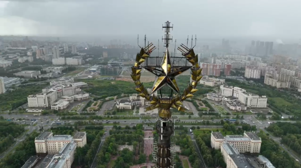 Продолжаются комплексные научные исследования на главном здании Московского государственного университета на Воробьевых горах. Работают обследователи и технологи, летают дроны и крутятся сканеры. Впереди масштабная работа "АСМ Групп" по подготовке проектной документации. А пока видео самой верхушки шпиля центрального корпуса на высоте 230 метров.