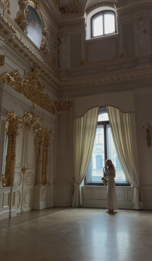 08 ноября в Особняке Мясникова на улице Восстания, 45 в Петербурге, состоится концерт "Прощание птиц. Саксофон и фортепиано". В программе - образы птиц, прошедшие через века и разные культуры: лебедь Сен-Санса, ангелы Пьяццоллы, райские создания из "Сада любви" постмодерн-композитора Джейкоба TV.

Особое место займут три прозведения японских композиторов:
- "Феникс" Ре Нода - монолог мифической птицы, возрождающейся из пепла,
- Соната "Пушистая птица" Такаси Есимацу - трепетный гимн душе, ищущей освобождение,
- "Чайка" Тосио Масима - музыка одинокой птицы, летящей над безбрежным океаном, где в каждом звуке слышатся тишина и свобода.

Итак, - "Прощание птиц" от Особняка Мясникова, а его интерьеры, где пройдет концерт от "АСМ".
