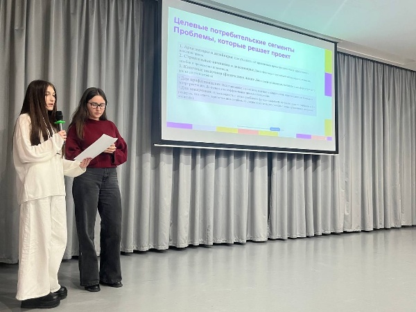 В ПГУ состоялась финальная презентация команд акселерационной программы «Образование будущего». После трёх месяцев напряжённой работы участники представили свои инновационные образовательные проекты экспертному жюри – куратору направления, опытным наставникам, трекерам и представителям партнёрских организаций.

Команды получили профессиональную обратную связь, практические рекомендации по развитию своих идей и возможность пройти в финал, чтобы выступить на Демо-дне.

Акселерационная программа «Образование будущего» реализуется при поддержке АНО «Платформа НТИ» в рамках федерального проекта «Технологии» национального проекта «Эффективная и конкурентная экономика» государственной программы «Научно-технологическое развитие Российской Федерации».