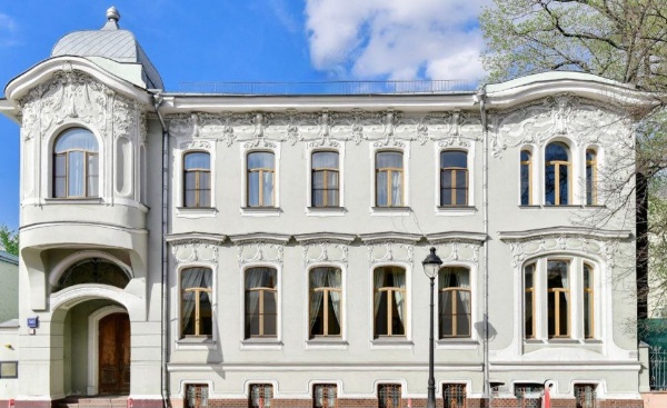 В Москве на улице Большой Никитской, 56, отреставрируют объект культурного наследия регионального значения - Дом усадьбы Якова Рекка.

Памятник московского модерна построен в 1903 году по проекту арх. Густава Гельриха. Он украсил фасады лепниной в виде различных растений, цветов и листьев, а фриз под карнизом - фигурами гепардов и масками. 

В 1902 году первым владельцем участка был предприниматель Яков Рекк. Однако строительство усадьбы завершилось только в 1903 году ее новой хозяйкой - потомственной почетной гражданкой Серафимой Красильщиковой. В советское время в здании располагались коммунальные квартиры, а с середины ХХ века - посольство Египта.