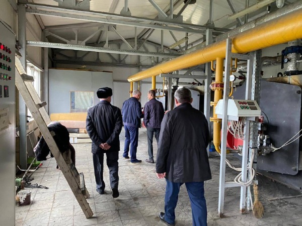 Партийный десант Единой России проверил готовность к отопительному сезону в с. п. Яндаре.

Секретарь местного отделения партии «Единая Россия» в Назрановском районе Амиран Измайлов и председатель районного совета Идрис Экажев провели проверку готовности котельной, обслуживающей 9 многоквартирных домов, школу и детский сад в с. п. Яндаре, к предстоящему отопительному сезону.

В ходе проверки было обращено внимание на состояние оборудования и его готовность к эксплуатации в зимний период. Специалисты уверили, что все котлы находятся в рабочем режиме, и серьезных нарушений или сбоев в работе выявлено не было.

Амиран Измайлов отметил важность своевременной подготовки к отопительному сезону для обеспечения комфортных условий проживания граждан. 

«Наша задача — сделать всё возможное для того, чтобы жители не ощущали недостатка в тепле и заботе, особенно в холодные месяцы», 
— подчеркнул он.

Идрис Экажев добавил, что регулярные проверки обеспечивают надежность работы системы отопления и позволяют оперативно решать возникающие вопросы.