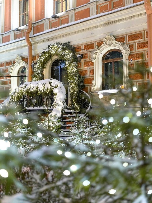 Особняк Мясникова на улице Восстания, 45 в Петербурге, отреставрированный по проекту "АСМ" полностью украшен и подготовлен к новогодним праздникам.