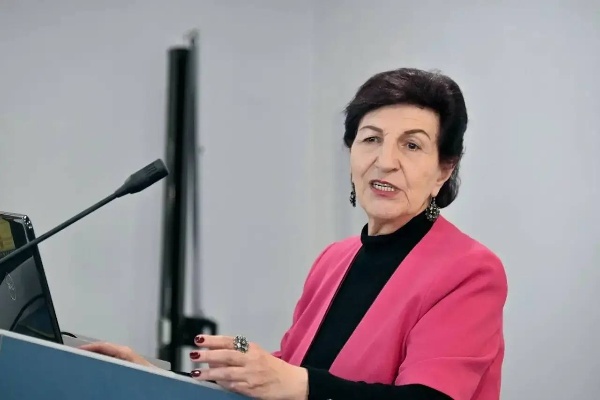 В ПГУ обсудили методологию понимания словесного искусства.
 
Приглашённый спикер из Ереванского государственного университета – доктор филологических наук, профессор кафедры английской филологии факультета европейских языков и коммуникаций Седа Керобовна Гаспарян – выступила перед аудиторией с темой «Concerning the Methodology of Understanding Verbal Art». 

Профессор Седа Гаспарян не только изложила авторский взгляд на методологию, но и вовлекла слушателей в диалог, подчеркнув, что понимание искусства слова лежит в основе успешной межкультурной коммуникации.

Сотрудничество ПГУ и ЕГУ открывает новые горизонты для академических обменов и обогащает образовательные программы актуальными международными практиками