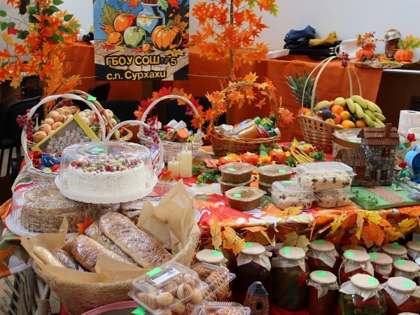 В Назрановском районе прошел праздничный концерт ко Дню народного единства.

Гостей праздника ждала насыщенная программа: песни в исполнении юных вокалистов, зажигательные танцы народов Кавказа, выступления заслуженных артистов республики.

Дополнила праздник осенняя ярмарка от местных школ.