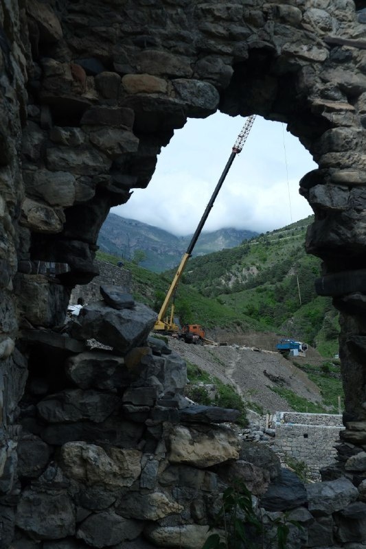 Полным ходом идут реставрационные работы на башенном комплексе "Эбан" в горной Ингушетии. Подрядчик - "МК Рест-Строй" по проекту "АСМ Групп". На сегодняшний день в работе усиление скал и реставрация двух жилых башен.

Партнеры проекта - Благотворительные фонды "САФМАР" и "Возрождение".