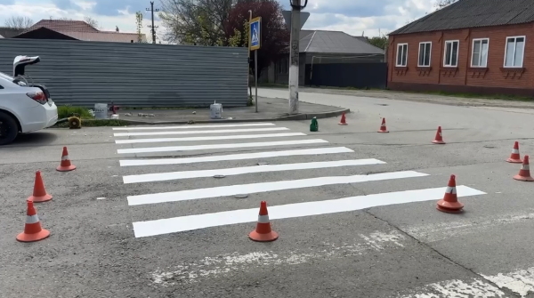 В Сунже продолжается работа по повышению безопасности дорожного движения.

В городе начались мероприятия по обновлению пешеходных переходов. Глава Сунжи Аслан Умаров выехал на участки, где ведутся работы, и проверил процесс нанесения новой разметки.

фРаботы проводятся в рамках поэтапной модернизации улично-дорожной сети. Уже модернизированы светофоры типа Т7, установлены дополнительные дорожные знаки, внедряются современные решения по разметке.

Обновление пешеходных переходов будет продолжено на дорогах муниципального значения.