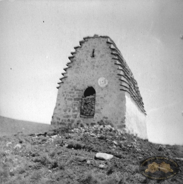 Государственный национальный музей Грузии передал историкам "АСМ Групп" уникальные фотографии 1970-х годов, запечатлевшие святилище Мят-Сели в горной Ингушетии.