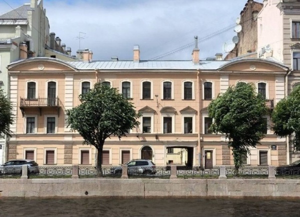 Дом купца Себастьяна Крамера на Большой Морской улице, 50 в Петербурге, получил статус памятника регионального значения.

Объект состоит из двух лицевых корпусов - Г-образного по Большой Морской и П-образного по набережной реки Мойки, а также двух дворовых флигелей, образующих замкнутый внутренний двор сложной конфигурации. Здание по Большой Морской возведено еще в начале XVIII века для почетного гражданина и купца 1-й гильдии, исполнявшего обязанности почетного консула Австрии, Себастьяна Крамера. 

В 1854 году архитектор Эрнст Шуберский разработал проект постройки лицевого дома со стороны набережной Мойки. 

В 1874 году для нового владельца участка - купца 1-й гильдии, гражданина Франции Генриха Лепена, по проекту архитектора Иоганна Цима дом по Большой Морской был перестроен.

По материалам КГИОП СПб.