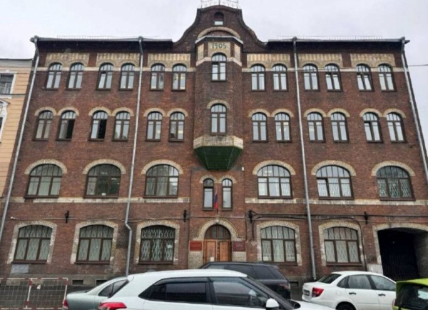 Бывшая торговая баня Кудрявцева на Бобруйской улице, 4 в Петербурге обрела статус регионального памятника.

Здание торговых бань было построено в 1905 году по проекту гражданского инженера Александра Монтага в стилистике модерна. Участок со всеми постройками принадлежал Петру Кудрявцеву и его супруге.
 
В 1909 году архитектором Адамом Дитрихом бани были реконструированы под высшее учебное заведение - Высшие Стебутовские курсы Общества содействия женскому сельскохозяйственному образованию. Слушательницы принимались на курсы после окончания семи классов среднего учебного заведения. Курс обучения продолжался три года.

В 1930-1939 годы здесь располагалось общежитие Лесотехнической академии им. С.М.Кирова.

По материалам КГИОП СПб.