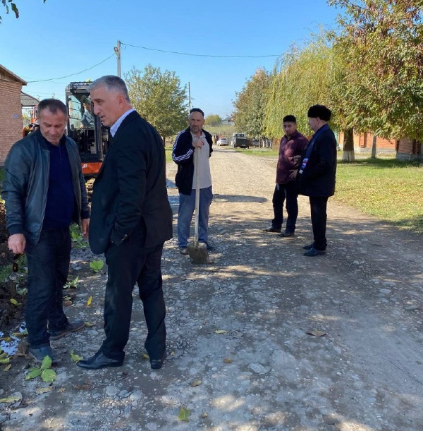 В с.п. Экажево активно продолжаются работы по замене ветхого водопровода протяженностью 568 метров по ул. Султыгова. Эти действия инициированы в ответ на обращения граждан сельского поселения. 

Партдесант «Единой России» в рамках реализации Народной программы партии посетил объект, чтобы ознакомиться с ходом выполнения работ. В составе рабочей группы были председатель районного совета депутатов Назрановского района Идрис Экажев, глава с.п. Экажево Микаил Евлоев и депутат райсовета от фракции «Единой России» Джабраил Шанхоев. 

«Замена ветхого водопровода — это важный шаг к улучшению условий жизни жителей села. Мы внимательно следим за ходом работ и готовы оказывать помощь, чтобы обеспечить качественное водоснабжение», — отметил Идрис Экажев.

Глава с.п. Экажево Микаил Евлоев подчеркнул, что данная замена поможет не только повысить качество воды, но и повысит устойчивость водоснабжения в селе. Работы ведутся с учетом современных стандартов, что позволит избежать повторных проблем в будущем.

Депутаты и активисты «Единой России» выразили уверенность в том, что улучшение водоснабжения станет значимым шагом к улучшению жизни местных жителей и готовности к долгосрочным перспективам развития села.