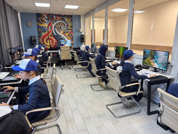 В Назрани открылась Школа креативных индустрий.

Теперь ещё больше подростков Ингушетии смогут раскрыть свой талант и освоить современные творческие профессии. В Гимназии № 1 г. Назрань распахнула свои двери Школа креативных индустрий.

В торжественной церемонии открытия приняли участие заместитель Председателя Правительства РИ Хаджибекир Муталиев, руководители министерств культуры и образования, депутаты Народного Собрания РИ и др.

Учебное заведение примет более 100 подростков в возрасте. Обучение рассчитано на ребят от 11 до 17 лет. Занятия будут проходить в шести студиях с современным оборудованием: звукорежиссура, 3D-моделирование, анимация, VR/AR-разработка, фото- и видеография, веб-дизайн и многое другое.

Программа рассчитана на 2 года.

Проект реализован в рамках федеральной инициативы «Придумано в России» при поддержке Минкультуры РФ.