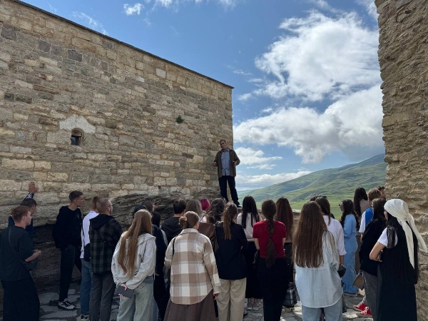 В рамках культурно-просветительской программы состоялась выездная экскурсия в историческое селение Хой — уникальный архитектурно-этнографический комплекс на территории Аргунского музей-заповедника.

Экскурсию провел Рамзан Баканаев — старший сотрудник музея, специалист в области истории и культурного наследия региона. В ходе экскурсии участники ознакомились с древними башнями, сторожевыми укреплениями, традиционными постройками, а также мемориальными и священными объектами.