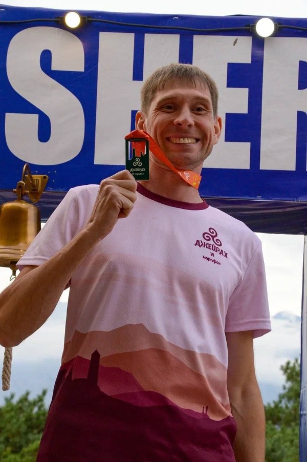 В минувшие выходные, в рамках официальных мероприятий, посвященных 100-летию Республики Ингушетия, состоялся ежегодный традиционный «Марафон Джейрах», являющийся самым сложным асфальтным марафоном России.

В 2024 году в мероприятии приняли участие спортсмены из 70 городов 34 Субъектов РФ, в том числе, спортсмены из Ингушетии. Мероприятие проходило на Республиканском курорте ЛОК “Армхи”.

Дистанции, которые преодолели спортсмены: 4, 8, 21 (классический полумарафон), и 42 км (марафон по правилам ОИ).

Итоговый протокол результатов VI «Марафон Джейрах» можно посмотреть здесь: https://t.me/djeirahmarathon/119.

Стоит отметить, что участники от Ингушетии отличились на всех дистанциях, заняв высокие позиции в итоговом протоколе.

В частности, 1 место на дистанции 4 километра занял Накастоев Магомед, а на дистанции 21 километр 2 место взял Лимаев Михаил.

Во время общей программы мероприятия также состоялся забег на Ляжгинский водопад и детский забег на 500 метров.

«Марафон Джейрах» проводился при активной поддержке Администрации Джейрахского района и лично Главы района, Комитета по туризму Республики Ингушетия и лично Главы комитета, Руководства Национального курорта “Армхи”,  Комитета государственной охраны объектов культурного наследия, сотрудников Джейрахско-Ассинского музея - заповедника и лично директора, оператора Национальной системы “Территория”, и других организаций.

Особую благодарность за всестороннюю помощь в подготовке и проведении мероприятия, организаторы выражают всем медицинским службам Джейрахского района и Республики, спасотряду МЧС, МВД, а также обычным гражданам, которые приехали поддержать мероприятие, оказывали помощь на маршруте и пунктах питания.

Уже запланирован 7-й Джейрах, который может пройти в формате всероссийского фестиваля. 

Организаторами "Марафона Джейрах" выступает АНО "Объединенные Территории Кавказа".