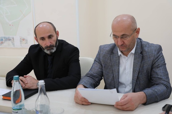 Вице-премьер Юсуп Зурабовов обсудил проект по созданию индустриального парка «Джейрах». В рамках бизнес-инициативы по созданию парка площадью 31 га предусмотрена добыча и переработка доломита, строительство карьерной и внешней дороги. 
Проект находится на начальной стадии реализации, ведется поиск источников финансирования.
 
Годовой объем производимой продукции составит 236 тыс. тонн изделий из доломита в го, при выходе на проектную мощность выручка составит 560,5 млн руб. в год. 

Планируется производство сухих строительных смесей, удобрений и пищевых добавок в рацион сельскохозяйственных животных, минеральная вата, декоративный камень, тротуарная плитка и др.
 
На территории будущего парка располагается простаивающее предприятие «Кавдоломит», которое простаивает, однако реорганизовывается.

Проект планируется запустить в 2027 году. Реализация проекта позволит создать до 50 дополнительных рабочих мест.