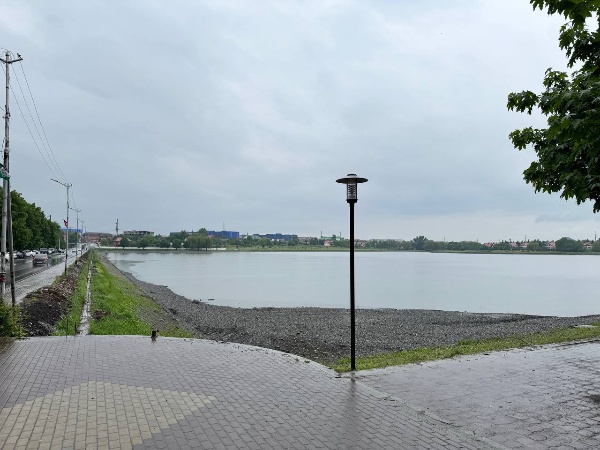 В Назрани начались долгожданные работы по благоустройству городского пруда.

Это событие стало возможным благодаря победе Администрации г. Назрани в конкурсе на получение федерального финансирования для реализации проекта по улучшению городской инфраструктуры.

Градоначальник Руслан Оздоев отметил: «В настоящее время ведутся работы по расширению набережной пруда, что позволит создать комфортные зоны для отдыха горожан и гостей города. Набережная станет более доступной и привлекательной, что, безусловно, повысит качество жизни в нашем городе».

Также следует отметить, что помимо основных видов работ, включающих в себя устройство новых пешеходных дорожек, полное обновление освещения реконструкцию существующего и строительство нового фонтана, создание летнего кинотеатра и площадок для проведения различных мероприятий и других видов работ, подрядная организация будет проводить реставрацию некоторых существующих объектов. Так, планируется реконструкция ограждения, ремонт детской площадки и переукладка брусчатки с использованием геотекстиля.