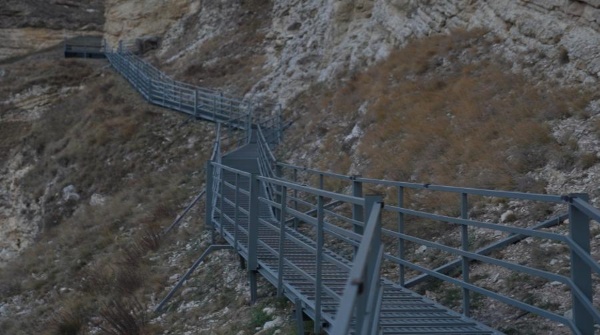 В Харкарое открыли новую лестницу к исторической пещере.

В селе Харкарой Веденского района состоялось открытие новой лестницы, ведущей к одной из значимых пещер района. В открытии приняли участие глава муниципалитета Турпал-Али Абдулазизов, начальник Веденского РОВД Абубакар Боршигов, а также другие гости.

Новая лестница длиной 306 метров и включающая 1000 ступеней построена по поручению Главы Чеченской Республики Рамзана Кадырова и возведена на средства Регионального общественного фонда имени Ахмата-Хаджи Кадырова.