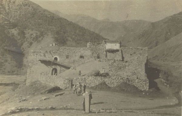 Центральный государственный архив литературы и искусства передал историкам "АСМ Групп" альбом уникальных исторических фотографий горной Ингушетии, собранный в 1938 году архитектором Р.Л.Ротачем.

На фото - древнее селение Хайрах, расположенное недалеко от храма Тхаба Ерды.