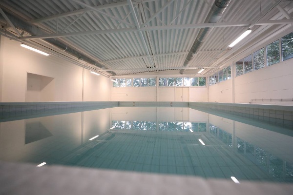 Республиканская спортивная школа в Назрани готова снова принять юных чемпионов.

Капитальный ремонт завершен, и уже в октябре 500 ребят вернутся к тренировкам. 

Здание 1997 года постройки обновлено по программе «Развитие физической культуры и массового спорта». 

Теперь здесь современные системы отопления, водоснабжения, каналы связи, новая кровля, полы, двери – все для комфорта и безопасности. 

Юные боксеры, кикбоксеры, тхэквондисты, дзюдоисты и бойцы ММА будут заниматься в удобных залах. 