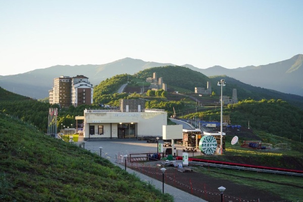 Пока участники титульной дистанции считают недели до старта мы готовим трек и работаем над тем как сделать ваш путь к финишу достижимым.

Из новостей:
Первые сто миль соединят курорты Ведучи и Армхи.
Старт в дневное время.

Характеристики первых 100 миль:
- 145 км по треку
- D+ 6000м
- D- 6200м
- КВ 48 часов
- Покрытие: гравийные дороги, асфальт.

Трек можно посмотреть здесь: https://nakarte.me/#m=11/42.78049/45.16069&l=L&nktl=0Zp1zBxhy5Lz_mnbl3y2tw