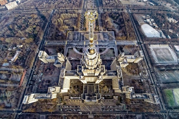 Статусную высотку Московский государственный университет получил благодаря усилиям академика Александра Несмеянова. В 1948 году он стал ректором и сразу начал активно просить у властей новые площади доя ВУЗа. МГУ тогда ютился в зданиях на Моховой, которые серьезно пострадали в войну. О нуждах МГУ узнал лично Сталин и отдал университету самую высокую из "семи сестер". Ее высота вместе со шпилем достигает 240 метров - до 1990 года это было самое высокое здание в Европе. 

В процессе строительства сменилось не только предназначение высотки, поменялся и главный архитектор. Борису Иофану, автору нереализованного проекта циклопического Дворца советов, предпочли Льва Руднева, столь же видного деятеля, но более сговорчивого, который привлек к проекту инженера Николая Никитина, автора Останкинской башни. Именно Никитин предложил инновационное решение - укрепить здание за счет стального каркаса, на создание которого ушло 40 000 тонн металла. А на возведение стен - 175 млн. кирпичей. Для доставки грузов на площадку была сооружена временная железная дорога. 

К слову, на грандиозное строительство было выделено столько же средств, сколько и на восстановление Сталинграда. 

Оригинальной получилась и форма здания - корпуса расположены буквой "Ж", поэтому студенты нередко называют высотку "паучком". 

В оформлении МГУ участвовало около 200 скульпторов и художников. Так, Александр Дайнека создал мозаичные портреты мировых ученых для фойе, а Вера Мухина - монументальную композицию "Вечная молодость науки".