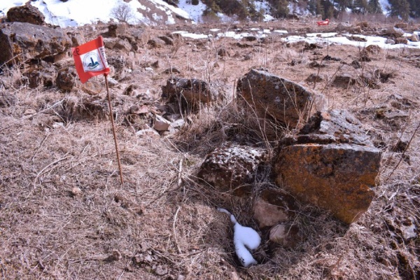 В ходе проводимой работы по сохранению и учету объектов культурного наследия горной Ингушетии, сотрудниками Джейрахско-Ассинского музея-заповедника совместно со специалистами комплексных архитектурных  и реставрационных проектов АСМ ГРУПП, на башенном комплексе «Ний» выявлены, ранее не известные, циклопические постройки - сооружения из огромных нетёсаных каменных глыб безрастворной кладки горизонтального плана, древние каменные жилища.

Циклопические строения – это свидетельства существования древней цивилизации, существовавшей в Ингушетии задолго до письменной истории.  

Нужно отметить, что среди ученных вопрос о датировке циклопических сооружений в течение многих лет остаётся дискуссионным. Проблема датировки мегалитических сооружений сегодня, как и раньше является актуальной.

Л.П. Семёновым и Е.И. Крупновым, после изучения ими  остатков мегалитических построек в ингушских селениях Хамхи, Эгикал, Дошхакле, сделали заключение, что данные циклопические дома – крепости принадлежат к эпохе скифов, т.е. VII-V вв. до н. э. «когда были крепкие родовые устои и все постройки возводились усилиями многочисленных членов рода».

На комплексе «Ний» зафиксированы 2 циклопические постройки, определены их координаты.

Ранее, работа по выявлению и учету циклопических строений была проведена на башенных комплексах: Верхний и  Средний Озик, Дошхакле, Кели, Кхарт, Таргим, Эгикал, Тори, Бархане. 

В последующем они будут поставлены на государственный учет и нанесены на карту.