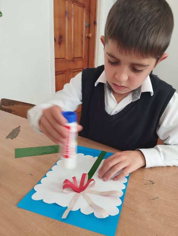 В Ингушетии в преддверии Дня матери состоялись мастер-классы по изготовлению открыток для мам, организованные под эгидой федерального партийного проекта «Крепкая семья» партии «Единая Россия».

Участниками акции стали дошкольники и учащиеся младших классов, которые с большим энтузиазмом творили и создавали открытки в виде сердец из цветной бумаги.

Эти открытки предназначены не только для матерей детей, но и для раздачи женщинам на улицах населенных пунктов республики, что создаст праздничное настроение и позволит каждому выразить свою благодарность и любовь к самым важным женщинам в их жизни. 

«В жизни каждого из нас самый главный человек - это мама. День матери - прекрасный повод сказать «спасибо» нашим мамам, подарить им теплые, искренние слова и вновь напомнить, как сильно мы их любим», — отметили организаторы мастер-классов.

Дети проявили большую старательность и внимание к деталям, работая над созданием своих подарков. В день праздника они смогут порадовать своих мам оригинальными подарками.