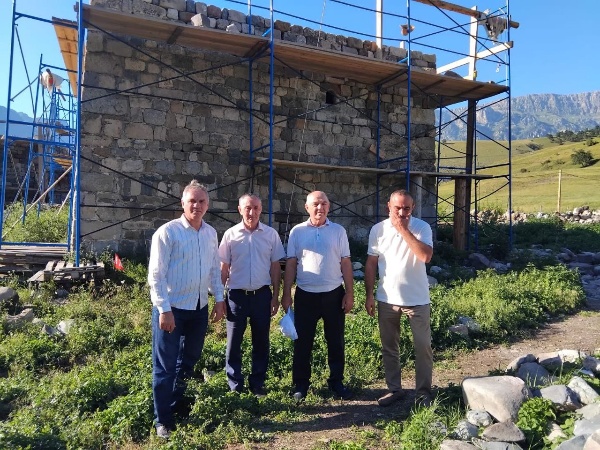 Руководитель Комитета Государственной охраны объектов культурного наследия Кодзоев Т. У. и и.о. директора ГКУ «Джейрахско-Ассинский музей-заповедник» Сампиев А.А. приняли участие в мероприятии по случаю завершения реставрационных работ башенного комплекса «Гоуст», в ходе которого был восстановлен исторический ансамбль, состоящий из трех башен.

Благодаря своевременно проведенным работам, комплекс вновь радует нас своим величием и старинной архитектурой.

Руководители учреждений также, в рамках плана работы по надзору за проведением реставрационных, консервационных и противоаварийных работ, направленных на сохранение историко-архитектурных объектов горной Ингушетии, посетили башенный комплекс «Нижний Пуй», где начаты и активно ведутся восстановительные работы специалистами реставрационной компанией ООО «Наследие».

Партнером проекта является благотворительный фонд М. Гуцериева «Сафмар».