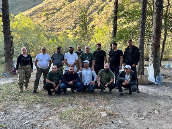 Подняться на башенный комплекс "Кокки", расположенный в горах Ингушетии - задача не для слабаков. Возможная встреча с медведями или предупреждения о минах - не единственные трудности на длительном пути вверх. 

Однако та сборная, которая в августе и сентябре совершила подъемы на "Кокки" - пожалуй лучшая и наиболее сплоченная команда единомышленников, тем более, когда в команде есть такие люди, как старейшина рода Кукурхоевых - Магомед Башир, а также олимпийский чемпион по дзюдо Хасан Халмурзаев, взявший золото Олимпиады в Рио-де-Жанейро в 2016 году и золото Чемпионата Европы в том же году.