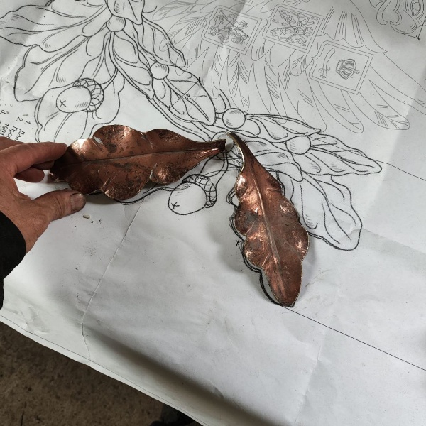 Активно идет восстановление утраченных исторических ворот в Приоратский парк Гатчины. Согласно чертежам "АСМ Групп" изготавливаются индивидуальные детали и элементы. А пока компания продолжает вести авторский и технический надзор.