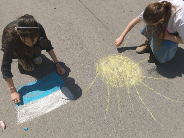 14.06.2024 года в Доме Культуры с.п. Джейрах прошёл конкурс рисунков на асфальте " Детям мирное детство ". Провели его методист Харсиева А. Р. и художественный руководитель Льянова Р. М. Ребята подошли к выполнению своего задания с большой ответственностью и старанием . Все рисунки  были яркие и  красочные . Иначе и не могло быть, потому что все дети видят этот мир по-разному: счастливым и ярким. Дети - это цветы жизни, и поэтому родителям нужно ценить каждый миг и каждое мгновение, проведённое со своим ребёнком. Нужно делиться с детьми радостью и положительными эмоциями, чтобы они выросли счастливыми людьми. С прекрасным настроением прошёл конкурс рисунков.

Целью такого мероприятия является совершенствование навыков детей, умение рисования на асфальте рисунков по заданной тематике.

Рисование на асфальте - это не только весёлое времяпрепровождение, но также познания  детьми окружающего мира, тем более, что в распоряжении детей не альбомный лист, а целая территория, на которой можно дать волю своему воображению и фантазии, благо, конкурс был на свободную тему. 
Ребята рисовали природу своего родного края, героев полюбившихся мультфильмов, солнце, небо и многое другое.  Был проведён отборочный конкурс рисунков и места были распределены следующим образом: 1 место - Картоева Сафия и Цицкиева Хадижа; 2 место - Картоева Ясмина и Хавтиева Хадижа; 3 место - Цицкиевы Амина и Хава - участники художественной самодеятельности Дома Культуры с.п Джейрах.

Все дети старались от души, и в итоге победила дружба. В своих рисунках они показали свое отношение к празднику, и в награду получили сладкие призы, чему были очень рады. 

На этой позитивной ноте и закончился праздник, посвящённый нашим детям и их счастливому детству.