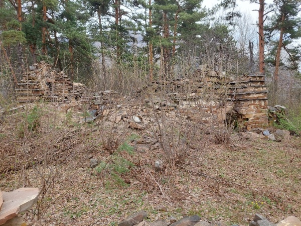 В 300 м северо-западнее от башенного комплекса «Гадаборш» находится средневековая постройка – храм-святилище «Дзорах-Дяла». 

Основание прямоугольное. Ранее постройка располагала двускатно-ступенчатой крышей, на сегодняшний день она не сохранилась. В южной части объекта устроены два дверных проема. В западной стене устроены два оконных проема треугольного типа и еще одно сквозное отверстие, расположенное у самого пола. В восточной стене наблюдается окно (узкое снаружи, с постепенным расширением вовнутрь) и две небольшие ниши. Толщина стен 60 см. 

Памятник оригинален, прежде всего, своей замкнутой отдельной комнатой, назначение которой неизвестно. Большое же помещение имеет деление – на притвор, храм и алтарь. 

Это культовое строение было открыто и описано Л.П. Семеновым и И.П. Щеблыкиным. Археологическая расчистка ее внутренней площади, произведенная М.Б. Мужухоевым в 1976 году, выявила в культурном слое кости жертвенных животных, наконечники стрел, ножи. 

М.Б. Мужухоев датировал данный памятник XIII в. На сегодняшний день сохранность храма-святилища составляет 40 %. 