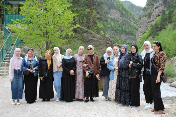 Комитет по туризму Республики Ингушетия организовал экскурсию в горную Ингушетию для преподавателей коррекционной школы. Это люди, чья работа требует невероятного терпения, душевных сил и полной самоотдачи. Каждый день они вкладывают сердце и заботу в воспитание и обучение особенных детей, и потому особенно нуждаются в поддержке и передышке.

Экскурсия стала возможностью для отдыха, вдохновения и новых впечатлений. Преподавателям показали древние башенные комплексы и живописные панорамы родного края. Они узнали много нового о культуре и истории Ингушетии, получили массу положительных эмоций и заряд энергии.