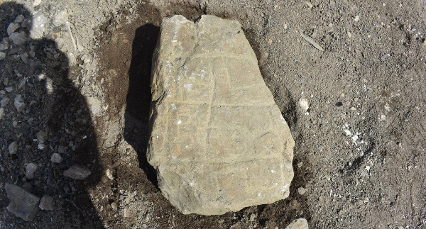 На днях сотрудником Джейрахско-Ассинского музея-заповедника, при совершении планового обхода, на территории архитектурного комплекса «Кели» был найден барельефный камень, который по словам специалистов, скорее всего, является фрагментом стелы. Подобные рельефные изображения специалисты чаще всего находили на каменных стелах и на предметах одежды. Стелами пользовались для увековечивания чьей-либо памяти или какого-либо события. Как известно, наши предки большое внимание уделяли духовной жизни, свидетельством тому служат большое количество сохранившихся культовых сооружений.

После проведения исследования историческая реликвия будет передана в краеведческий музей республики Ингушетия.

