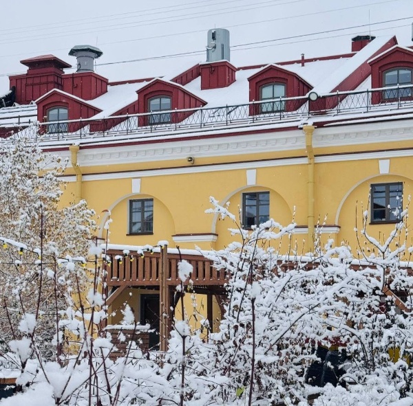 Вот так замечательно сегодня выглядит внутренний двор Никольских рядов - объекта культурного наследия федерального значения "Никольский рынок" на Садовой улице, 62 в Петербурге.

Совместный проект - "Литейная часть 91" и "АСМ Групп".